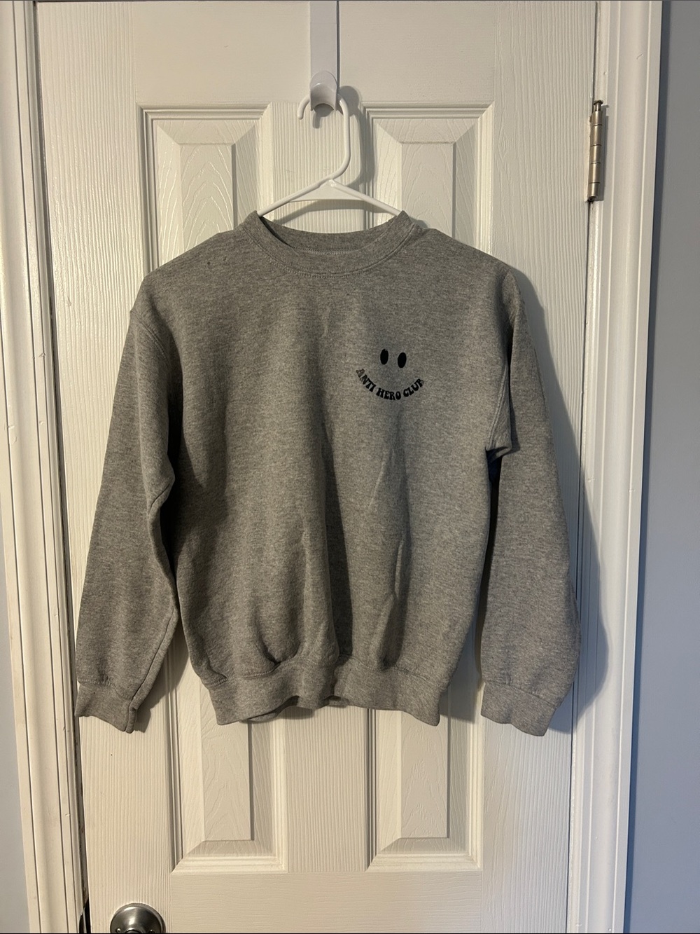 Unbranded Gray Crewneck Sweatshirt with Small Smile Graphic